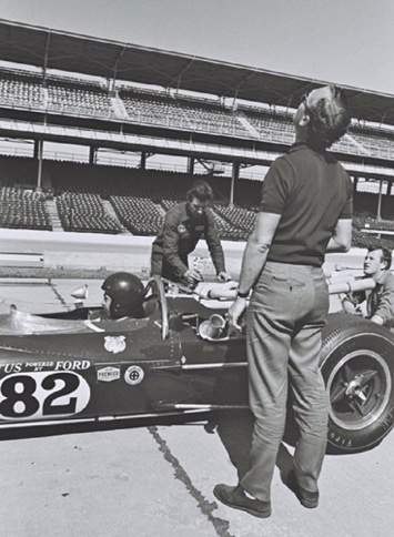 Colin Chapman semble inploré le ciel pendant les essais..